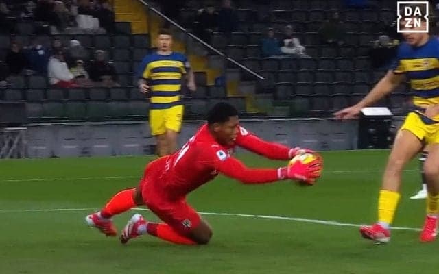 喝采！ 鈴木彩艶の“２段階ビッグセーブ”を現地メディア絶賛「パルマを救った」「最高だ」月間MVPが３mの至近距離弾を超反応で防いだ瞬間