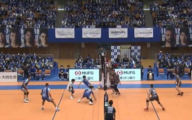 バレーボールで“右足美技” リフティングレシーブ→豪快スパイク 漫画のような展開にファン歓喜