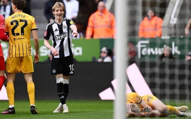 「悪意はないと思う」指揮官は愚行退場のMFを擁護、3試合出場停止に異議申し立てを検討…一方で解説者は揃って苦言「狂気の瞬間」「ただの小心者」