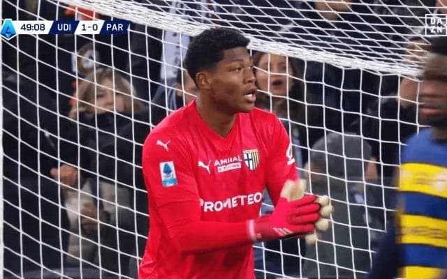 201cm巨人が激昂！ 鈴木彩艶の“超反応セーブ”にファン大興奮「宝石だ」「日本代表も10年安泰」「バケモノやん」絶体絶命の１対１で強烈弾シャットアウトの瞬間