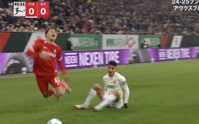 ふざけるなよ！堂安律にスパイクの裏を見せた“超危険タックル”直撃「やりすぎ」 スタジアム戦慄… ファンが激昂した問題シーン「大丈夫か」