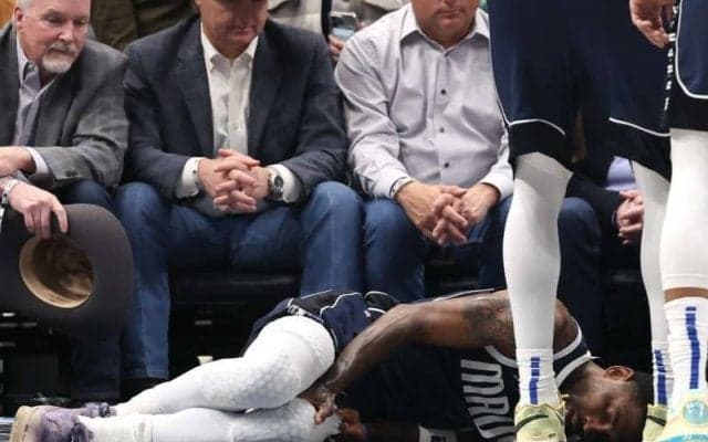 カイリー・アービングが負傷退場…足を引きずりながらフリースロー2本決める