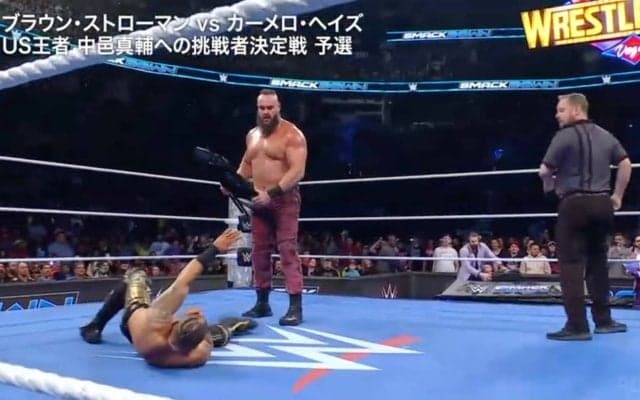 何が起きた！？ 悪ガキレスラーが「卑劣すぎる」 2m巨獣レスラー相手にまさかの行為…パイプ椅子“悪用”で勝利の一部始終