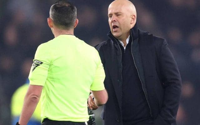 2試合のベンチ入り禁止処分を受けたスロット監督、オリバー主審に｢もしリーグ優勝できなかったら、その責任は君にある｣と発言