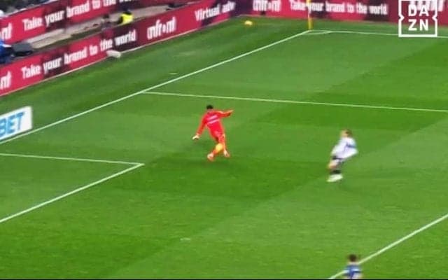 正確無比！ 鈴木彩艶の“極上バックスピンパス”が話題「お見事」「レベルアップしてる」「相手だと絶対に嫌なGK」味方の足下にピタリと届けた瞬間