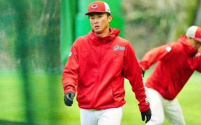 広島ドラ1佐々木、走塁中に足を負傷か　引きずりベンチ→交代…新井監督も不安の表情