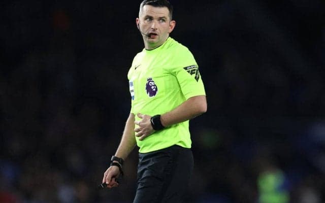 今季は物議醸す判定連発のマイケル・オリバー主審…週末のプレミアリーグでは笛を吹かず