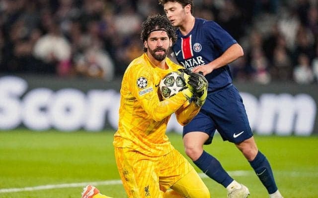 遠藤航も途中出場のリバプールが防戦一方のPSG戦で望外の先勝！　鬼神アリソンの再三ビッグセーブに途中出場エリオットが値千金弾【CL】