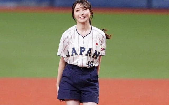 “あちゃー”な人気アイドルが「可愛すぎる」　ポニテゆらり「豪快フォームさすがです」