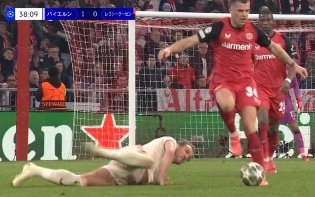 スタジアム震撼！ 怪物FW、怒りの“報復キック”炸裂の瞬間「めっちゃ蹴ってる」 強烈タックルで転倒→ブチギレて一撃「怖すぎだろ」