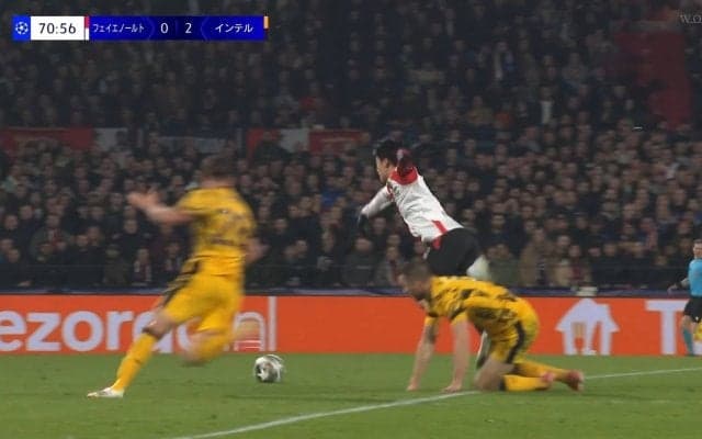 「PKだろ！」上田綺世がインテル相手に“PK獲得”未遂「ファウルなし？」「惜しすぎる」最前線への高速抜け出し→1対1を仕掛けてボックス内へ倒れた瞬間