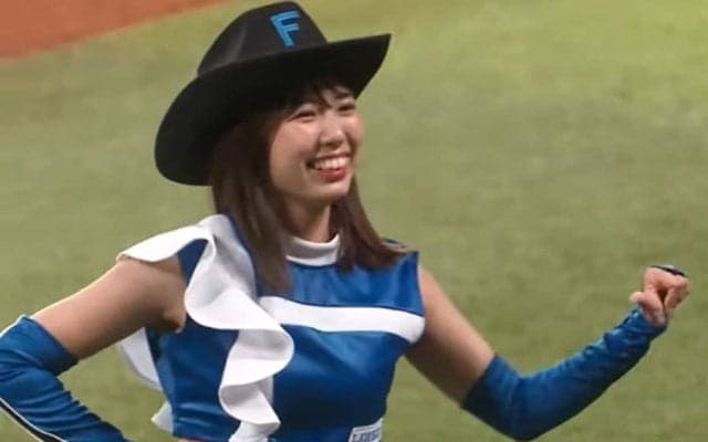 “きつね”だけじゃない！　かわいさに選手も虜…ファイターズガールのダンス4選