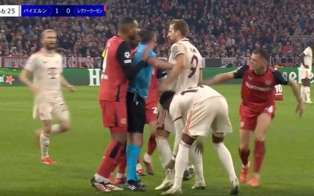 乱闘勃発！ 怪物FW、ガチギレ… 強烈タックルに“報復キック”炸裂… 両軍入り乱れる衝撃シーン「怖っ！」「そりゃキレる」