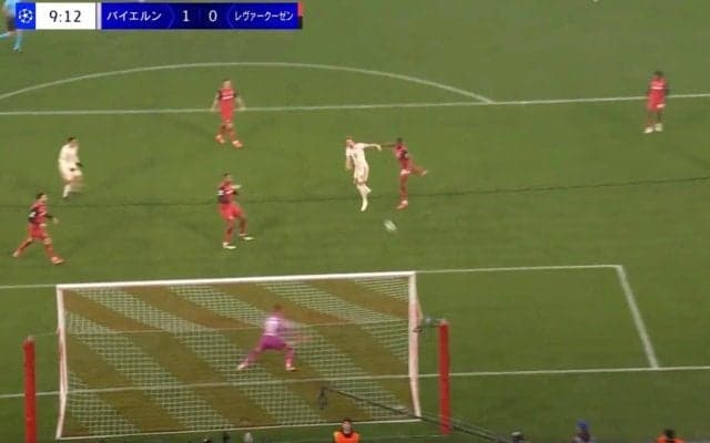 スタジアム騒然！ 怪物FW、強烈ヘッドから“スーパーゴール”炸裂の瞬間「きたああああ！」 忍者ムーブ→死角から一瞬で仕留めた“圧巻プレー”「飛んできた」「何者だw」