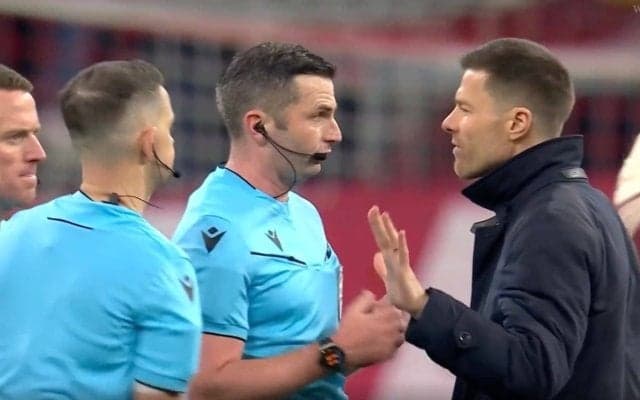 “お騒がせ審判”にブチギレ！ 乱闘、謎のカード…物議を醸す判定が続出「そりゃキレる」 試合後にシャビ・アロンソ監督が詰め寄った瞬間「ワケわかんないもんな」