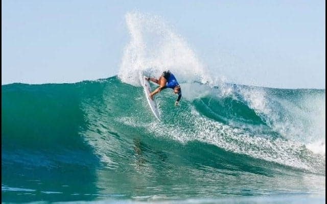 プロサーファー松岡亜音とプロボディボーダー我孫子咲良が 日本のトップサーファーをサポートするwhitebuffaloに新加入！