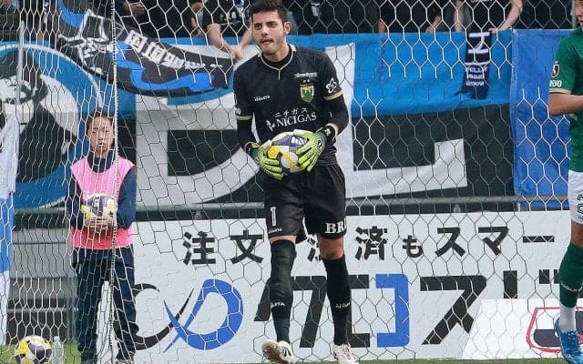 緑の絶対的な守護神がリーグ100試合連続出場の偉業…東京Vマテウス「ここに初めて来たことを思い出すと、本当にうれしい」苦境打破へチームを叱咤