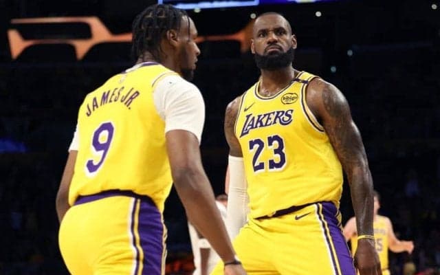 「息子に関わるな」レブロンが試合中にコメンテーターと対峙…当事者は釈明も批判集中