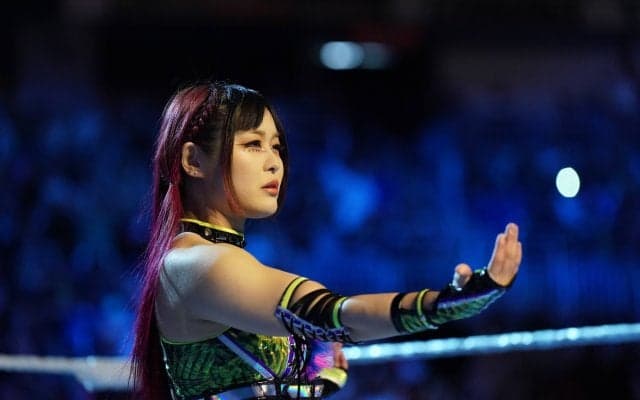 「サイズ差がかわいいw」偉業達成の日本人女子レスラーを“ボス”が祝福…万感ハグの貴重ショットにファンも感動「本当にすごい」