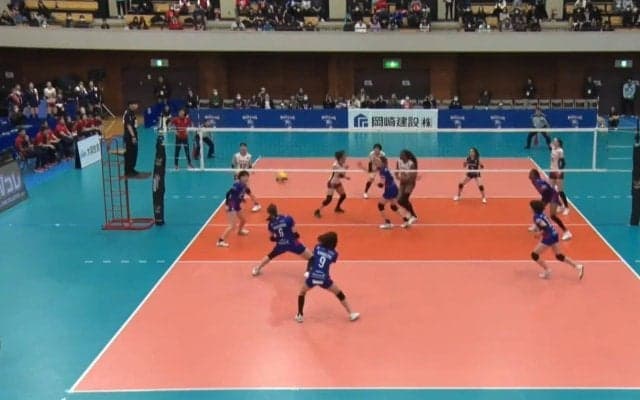 これは拾えない…女子バレーで無慈悲すぎる弾丸スパイク “垂直落下”する一撃にレシーバーは一歩も動けず呆然