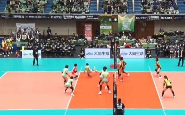 女子バレー、思わず“足”が出ちゃった 勝利への執念でつい…衝撃の“足技”