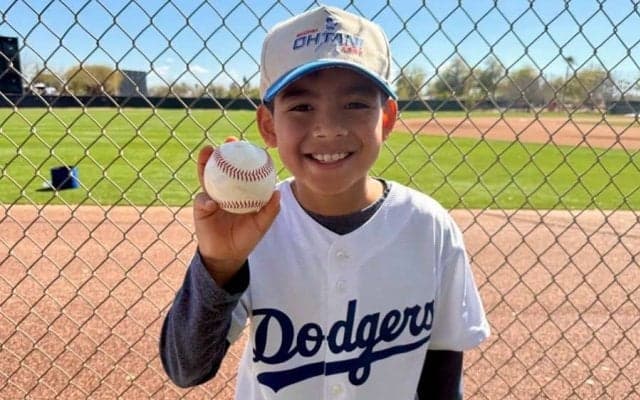 大谷翔平からのボールに「体が震えてる」　父の肩に乗り…LA少年が“執念キャッチ”