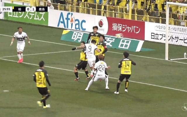 「首が強すぎ！」鹿島レオ・セアラの“超人パワーヘッド”に騒然「足で打ったようなボールスピード」「入り方が上手い」移籍後初のハットトリック達成