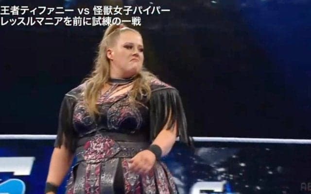 あぶない！ 100kg超え女子レスラーの“ヒヤヒヤ”場外ダイブ…「失敗した？」“可愛い怪獣”の豪快すぎる一回転にファン心配の声