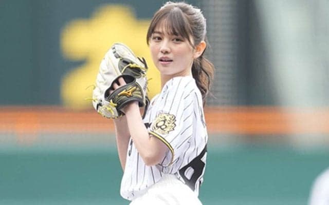ふわり白ミニスカ→足上げ豪快投球でニコり「すごく緊張…」　甲子園に現れた“44万人美女”