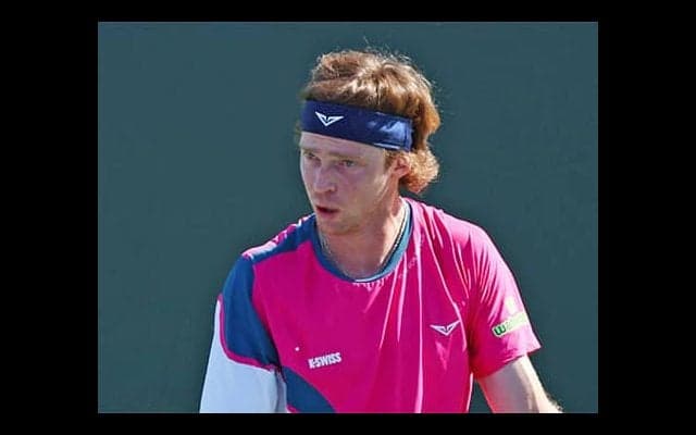  世界8位 2大会連続初戦敗退 