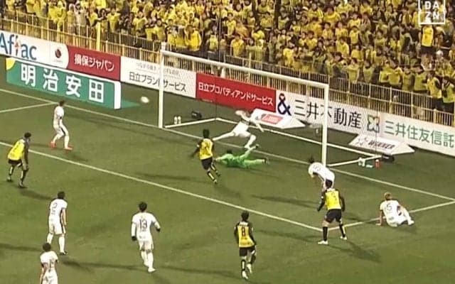 嘘だろ…？ 鹿島GKの“神セーブ”にファン衝撃「バケモンやん」「えぐいって」「他サポでも痺れる」早川友基の２連続ブロックに柏攻撃陣も唖然