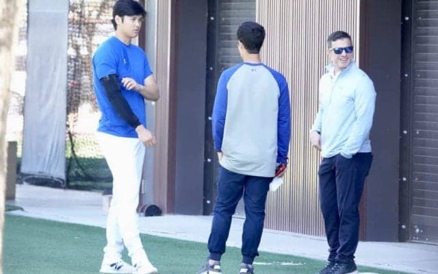 大谷翔平、“ほぼブルペン投球”で最速143km　新鋭機器でデータ測定…ド軍首脳と青空会談も