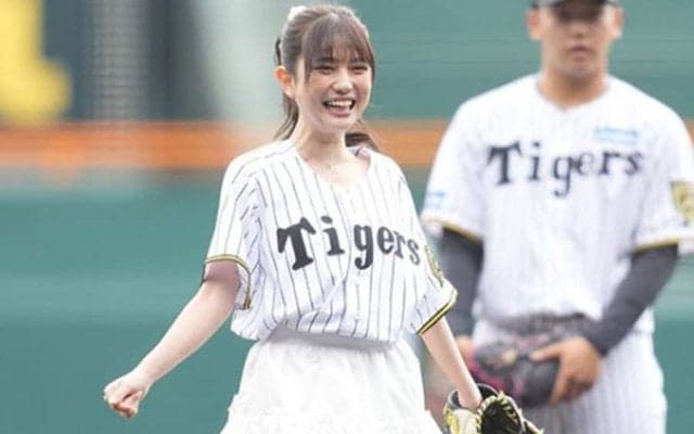 甲子園に降臨した美女が「可愛すぎる」　ポニテ＆ミニスカふわり一投「世界に見つかった」