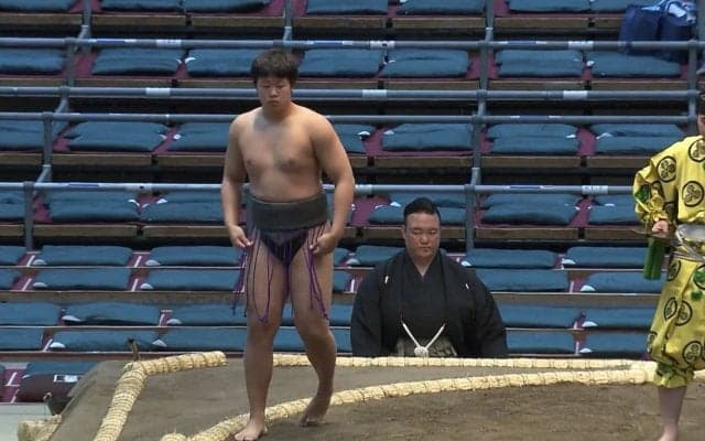 おっつけエグい… 18歳の“規格外”新人力士現る 圧倒的すぎる電車道に「将来性に期待」「つよい！」ファン興奮