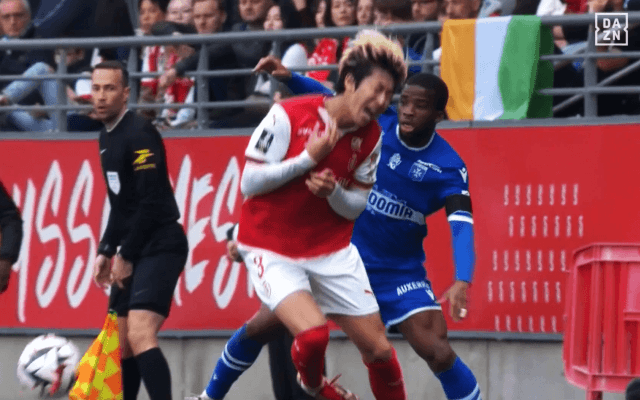 「うわぁー！」日本代表SB、“危険ハイキック”被害で絶叫悶絶…スタジアムは大ブーイング→関根大輝をファン心配「大丈夫？」