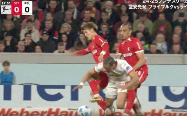 スタジアム騒然！ 堂安律、強烈すぎる“ハードタックル”炸裂の瞬間 “スペインの至宝”を挟み込んで潰す… 悶絶転倒させた決定的な一撃