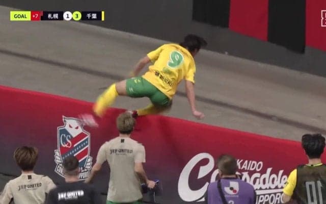 ｢魔の3月第2週！｣あわや大惨事、ゴールを決めた選手が約3m下の奈落に落下...“札幌ドーム転落騒動”の顛末「無事で良かった」「3人目やぞ」選手への心配と安全面の対策にコメント殺到