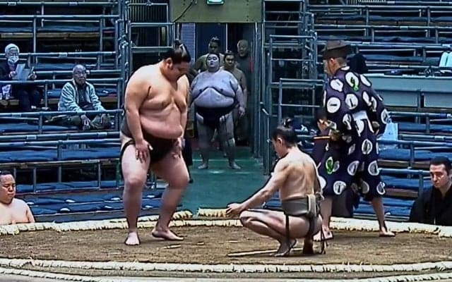 「50キロ台目前やん」最小兵力士、先場所よりまさかの減量にファン困惑 土俵に叩きつけられ「痛そう」「やられたぁ」悲痛な声も