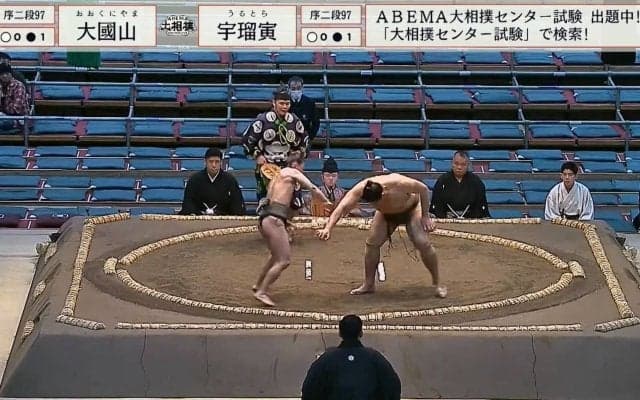 まるで土俵で踊っているかのよう……体重60キロ角界最軽量力士、軽い身のこなしで躍動「魅せるねぇ」「すげぇ切り返し！」驚きの結末に騒然