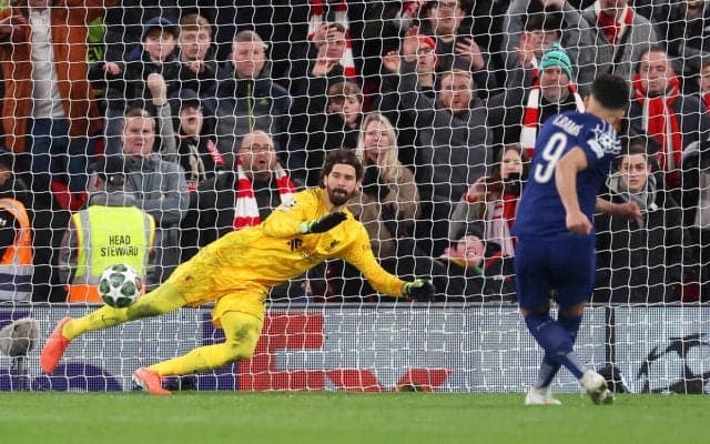 「これがサッカー」PK戦の末に逆転敗退となったリバプール、守護神・アリソンはカラバオカップ決勝へ切り替え「また厳しい試合になる」
