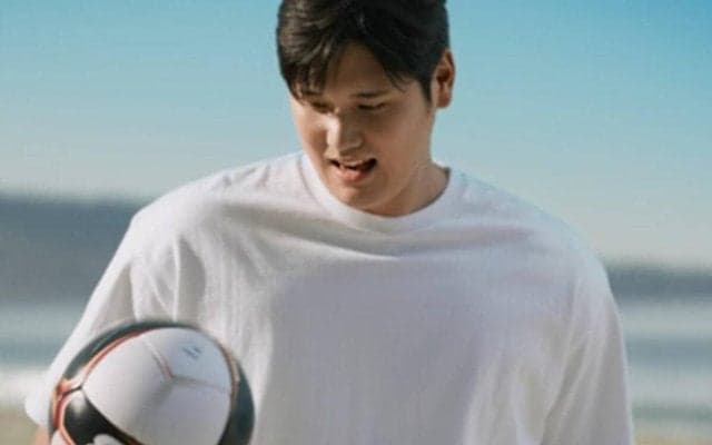 二刀流を超える三刀流!? 大谷翔平が新CMで華麗なリフティングを披露、17日から全国放送