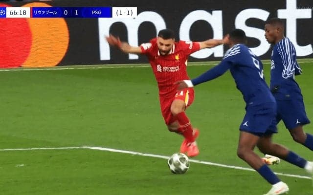 「ふざけるな！」サラーが“誤審”被害でSNS大炎上！「ガッツリ踏んでるじゃん」「マジでおかしいやろ」リヴァプール・ファン激昂の瞬間