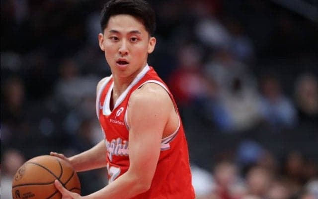 ジャ・モラントの娘が最前列でハッスルの河村を応援…手にはアカツキジャパンのタオル