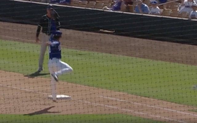 「飛んでる！」山本由伸、信じられない“一瞬の動き”　超反応→神フィールディングに絶賛の嵐「やっぱり上手い」