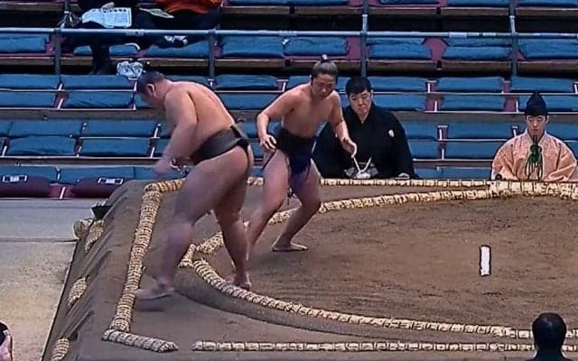 土俵際で何をしたんだ？ 16歳の“天才”小兵に敗れた力士“あ然” 体重72.7キロ差を制した劇的決着