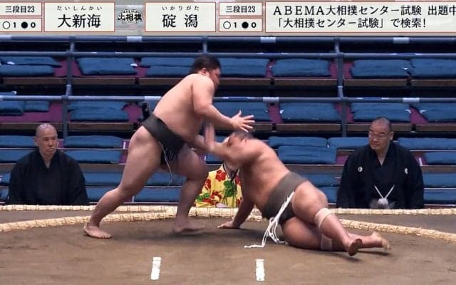 たった腕一本で…新人力士、衝撃の突き落としに騒然「これはエグい」「サラブレッドやんけ」