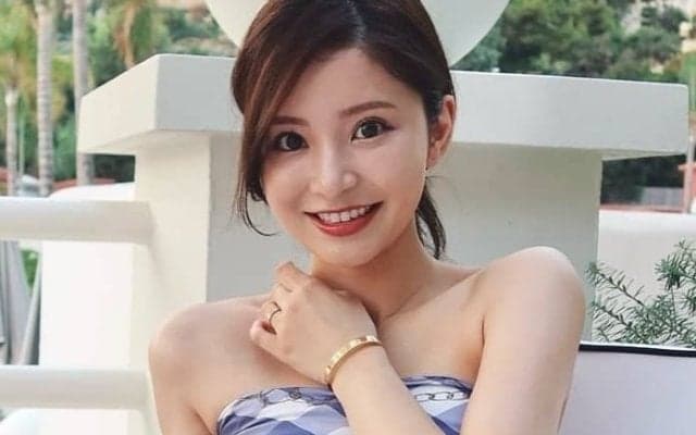 ｢美しいパリジェンヌ｣日本代表・堂安律の美人妻、優雅なカフェショットに熱視線｢絵になりますね｣｢安定のかわいさ｣｢美味しそう｣