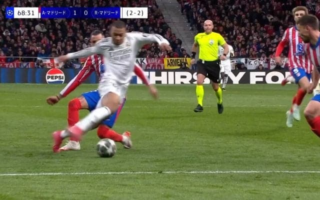 嘘だろ？エンバペが異次元の“超加速ドリブル”＆“鋭角移動”で相手守備陣を完全破壊→圧巻個人技でPK獲得の瞬間「一瞬の加速がえぐい」「そりゃファウルしちゃうよ」