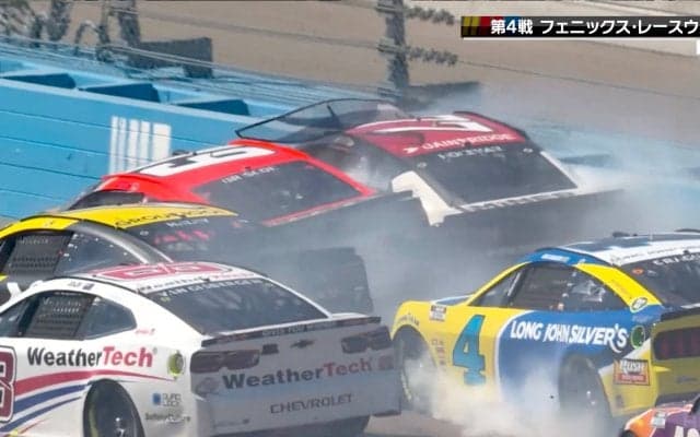 シーズン最大規模の多重クラッシュ発生！ 11台が絡む“ビッグワン”に放送席もファンも大混乱