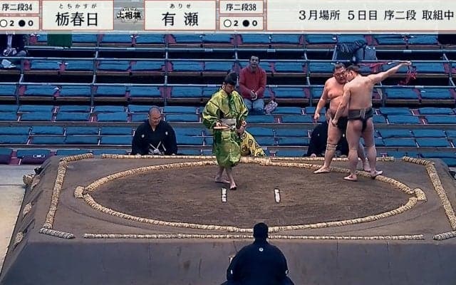 「力士がお姫様みたいに」取組中にほっこりハプニング発生 “髷とさがり”の意外なコラボに反響続々